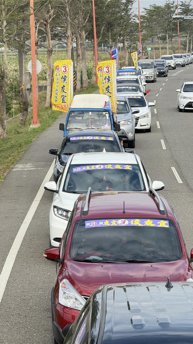 国民党总统候选人侯友宜故乡在嘉义县朴子市，7日有一群在青、壮年朋友自发性站出来，以百辆车队游行方式替侯友宜宣传。（吴品叡提供∕吕妍庭嘉义传真）