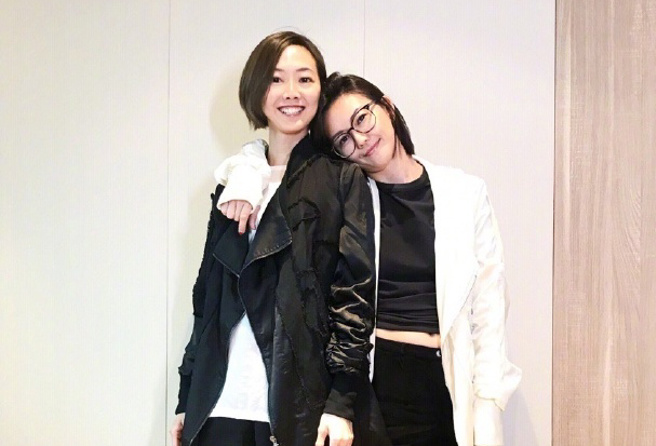 孙燕姿（右）与妹妹孙燕美长相相似。(图／孙燕姿微博)