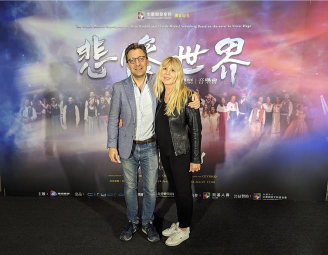 音乐剧《悲惨世界》法文版音乐会本周在台演出，左起为 制作人菲利普和艺术总监曼达（Magda Barreau Hadnagy）。（华贵娱乐提供／李欣恬台北传真）