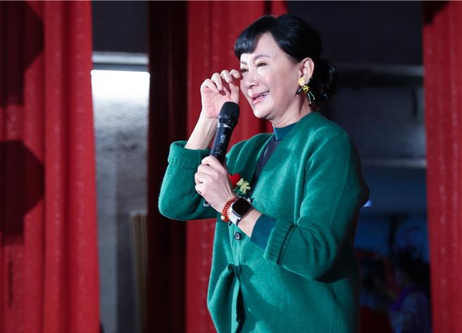 陈亚兰谈到离世长辈，在台上落泪。（陈俊吉摄）