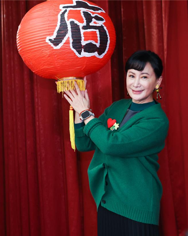 陈亚兰出席岁末餐会，关怀独居老人。（陈俊吉摄）