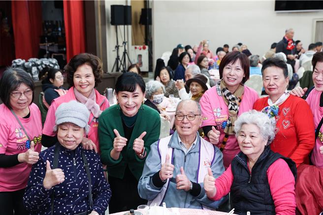 陈亚兰（左4）与长辈们开心合影。（陈俊吉摄）