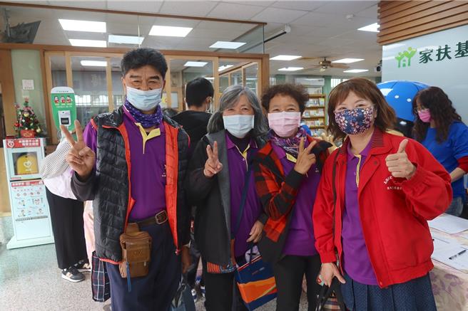 志工劉龍（左）與其一家人對幫助弱勢不遺餘力。（北高雄家扶中心提供／林瑞益高雄傳真）