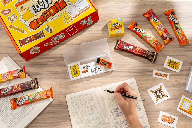 77乳加應援大禮包中有「7」支77乳加，更有專為考生們上考場所需而設計的文具套組。（宏亞食品提供／朱世凱台北傳真）