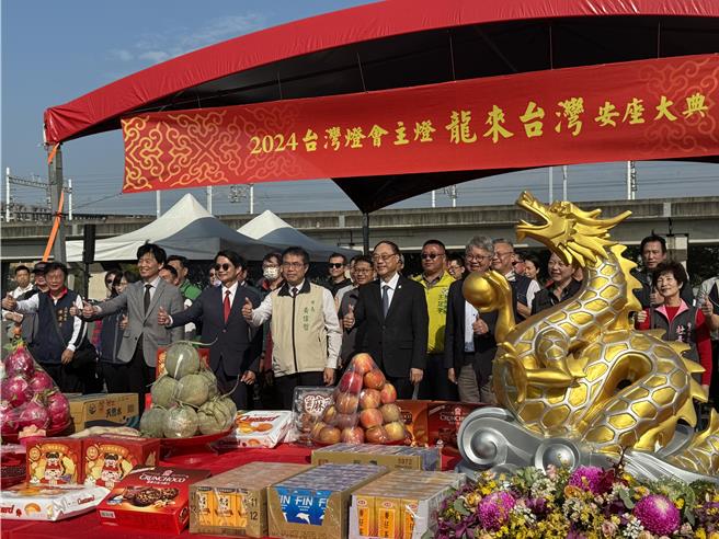 2024台湾灯会主灯「龙来台湾」7日下午2时于高铁灯区安座，交通部观光署长周永晖(左五)与台南市长黄伟哲(左四)主持安座典礼，祈求灯会活动顺利展开。(曹婷婷摄)