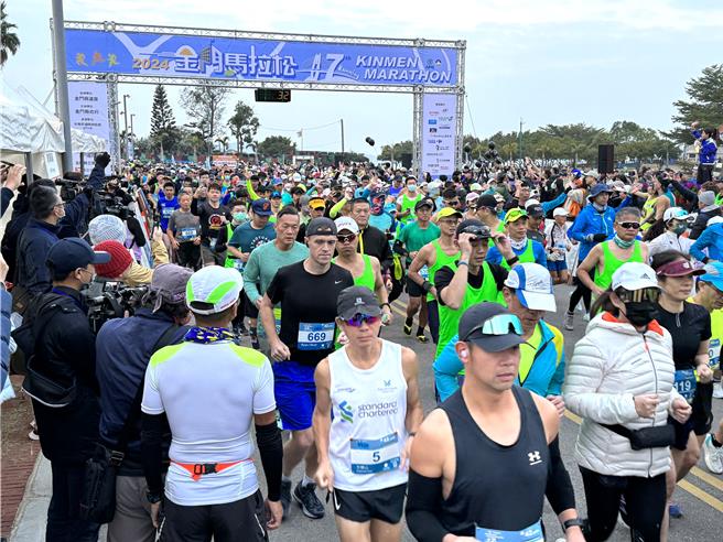 2024金门马拉松今日进行第二天全马及半马组赛程，吸引来自22国、超过2800名好手前来参加。(于家麒摄)