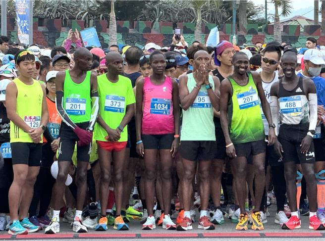 2024金门马拉松有15位来自肯亚的好手远度重洋前来参赛，不意外的也囊括了各组前几名的优异成绩。(于家麒摄)