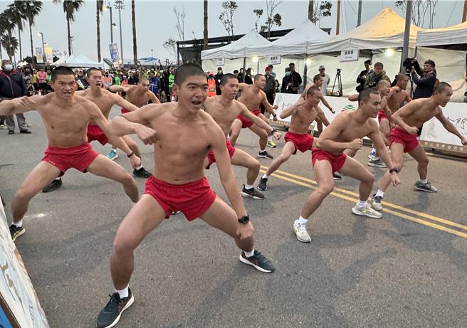 金防部海龙蛙兵展演气势磅礡的战舞表演，为2024金门马拉松第二天的赛事做暖场。(于家麒摄)