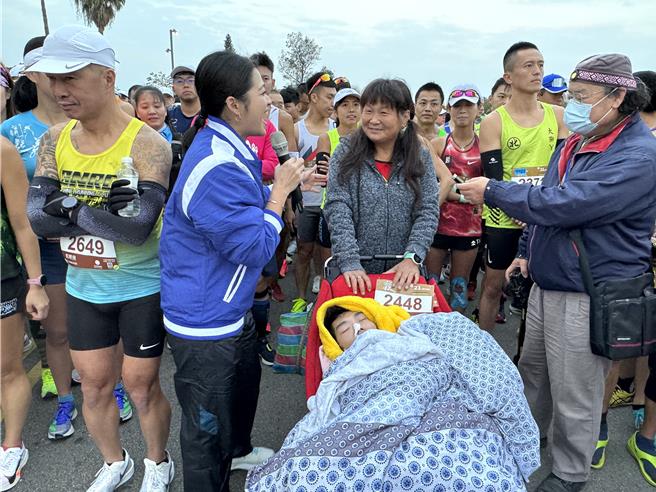 已推着脑麻儿5年多来跑遍全台200多场马拉松的「小比妈」陈嘉龄母子俩(中)也不缺席，特别跨海前来挑战金门马。(于家麒摄)
