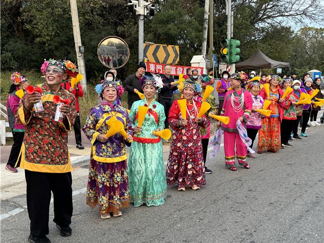赛道沿途有各村里乡亲组成的热情啦啦队，蚌壳精、跑旱船、公背婆等民俗技艺纷纷出笼，敲锣打鼓在场边卖力为跑者加油打气。(于家麒摄)