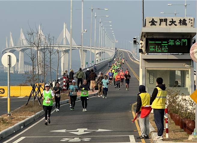 参赛选手相继奔向金门大桥，不过由于东北季风增强，桥上瞬间风力远超过7级，回程逆风跑起来更为吃力，不少选手大喊吃不消。(于家麒摄)