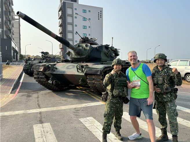 金防部今天也特别支援在金门大桥湖下端陈展坦克等军备，让国外的跑者能充分感受金门的战地风情。(于家麒摄)