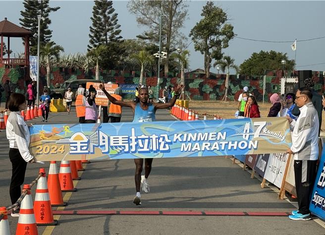 全马男子组由来自肯亚的长跑好手Stephen Mungathia以2时19分49秒的成绩夺下冠军。(于家麒摄)