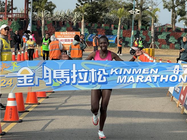 全马女子组由同样来自肯亚的长跑好手Careen Mwetich Chepto以2时55分00秒的成绩摘下后冠。(于家麒摄)