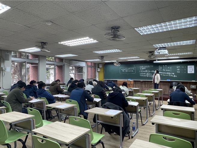 中华邮政公司2023年公开甄选职阶人员正取1021名，1月7日在台北、台中、高雄考场同步进行笔试。（中华邮政提供／蔡亚桦台北传真）