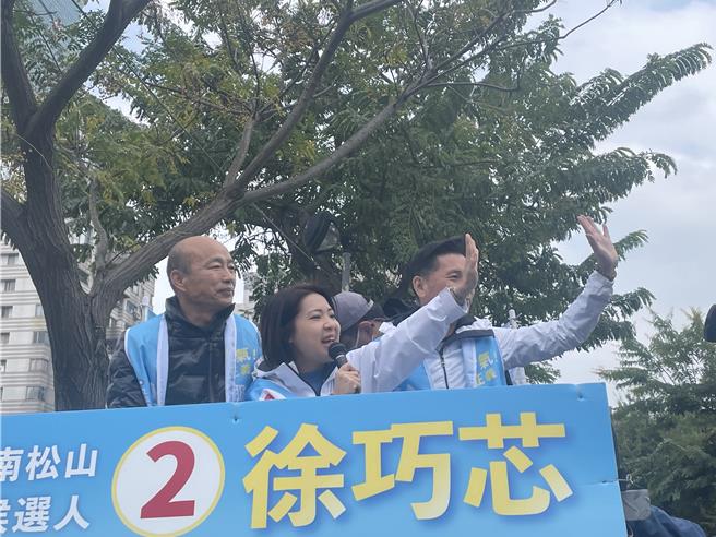 国民党不分区立委提名人韩国瑜7日陪同国民党七选区立委候选人徐巧芯车扫。（刘彦宜摄）