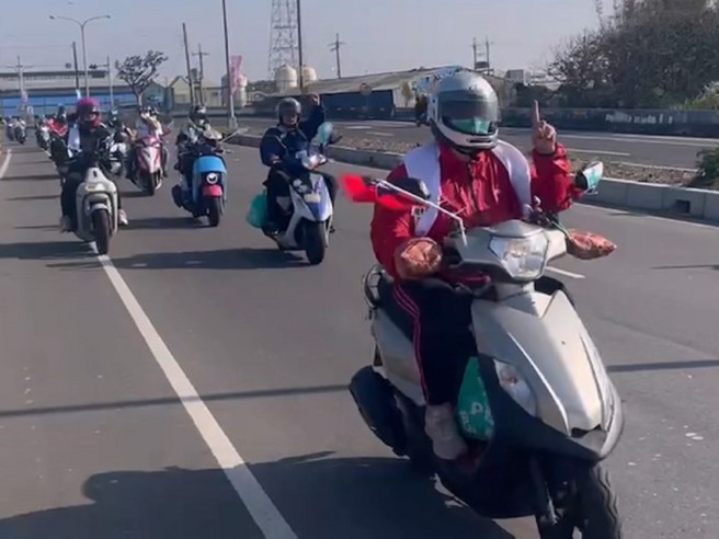 陈佩琪南彰化车队扫街 铁杆粉丝寒风中骑机车相随（民眾党提供／孙英哲彰化传真）