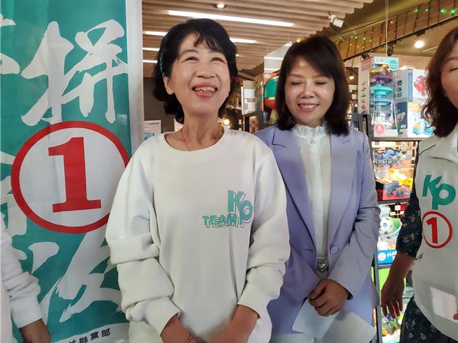 民眾党总统候选人柯文哲之妻陈佩琪（左）今（7日）在斗六市出席女力讲座，她受访表示，政党不应特别把联合政府拿出来操作。（周丽兰摄）
