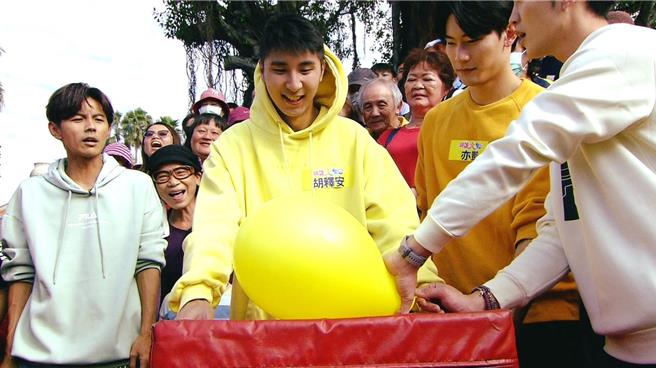 胡释安头撞气球挑战失败。（民视提供）