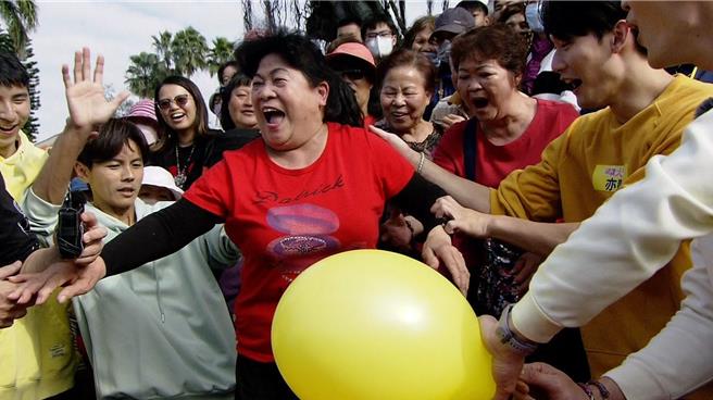 地方阿嬷开心玩游戏。（民视提供）