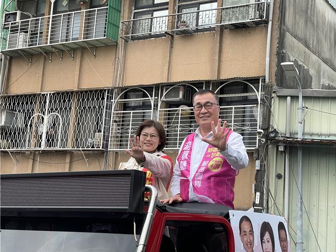 台北市副市长李四川首次陪同游淑慧车扫被视为深绿区的社子岛。（蔡佩珈摄）