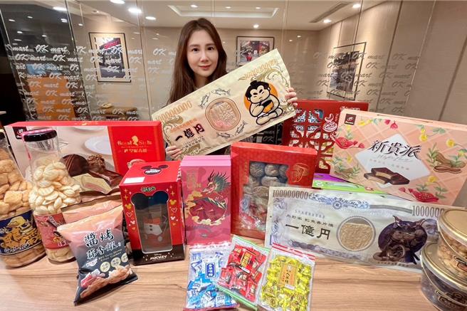 OKmart迎接春节推出多款伴手礼、糖果饼乾，其中主打外包装为亿元造型的「尚野家 鳕鱼香片烧-柴鱼风味」，预计2月1日开卖，99元。（OKmart提供／朱世凯台北传真）
