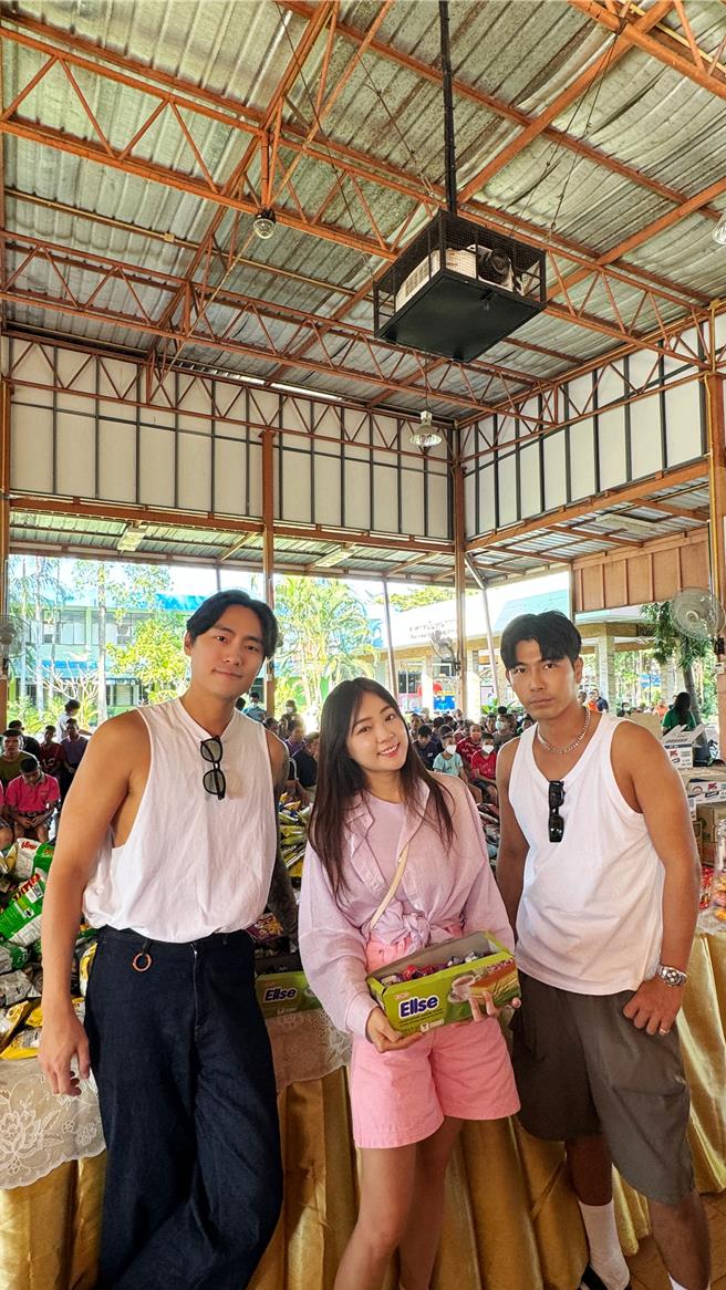 丫頭（中）與森田（右）、Vic（左）到泰國做公益。（快電商提供）