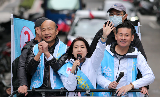 国民党台北市立委候选人徐巧芯（中）7日找来前高雄市长韩国瑜（左）、台北市议会议长戴锡钦（右前）一同站上吉普车，在信义区进行车队扫街，为选情做最后衝刺。（黄世麒摄）