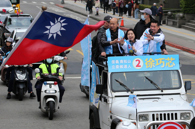 国民党台北市立委候选人徐巧芯（车上前中）7日找来前高雄市长韩国瑜（车上前左）、台北市议会议长戴锡钦（车上前右）一同站上吉普车，在信义区进行车队扫街，为选情做最后衝刺，支持者挥舞国旗在路旁迎接。（黄世麒摄）