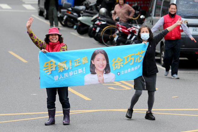 国民党台北市立委候选人徐巧芯7日找来前高雄市长韩国瑜、台北市议会议长戴锡钦一同站上吉普车，在信义区进行车队扫街，为选情做最后衝刺，支持者拉着徐巧芯的竞选布条，站在路中间迎接，表达支持。（黄世麒摄）
