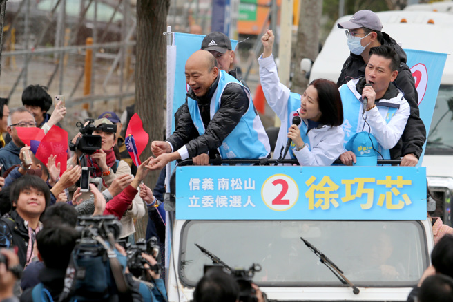 国民党台北市立委候选人徐巧芯（车上前中）7日找来前高雄市长韩国瑜（车上前左）、台北市议会议长戴锡钦（车上前右）一同站上吉普车，在信义区进行车队扫街，为选情做最后衝刺。（黄世麒摄）