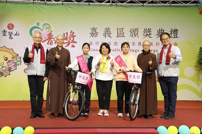 崇文国小六年级学生邓羽彤（左三）与大业实验国中八年级学生蔡淑婷（右三）获颁全国普仁奖。（嘉义市政府提供∕吕妍庭嘉义传真）