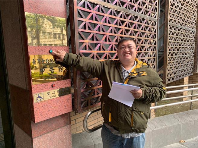 马祖居民苏柏豪7日赴北检告发连江县长王忠铭支持侯康配要请大家喝高粱就涉及贿选。（翻摄画面）