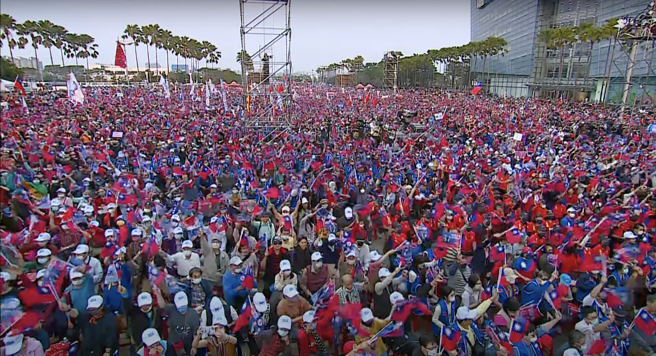 國民黨高雄「挺侯康大造勢」晚會於7日下午3點會在高雄夢時代時代大道舉行，現場主持人也高喊人數超過3萬人。（中時新聞網直播）
