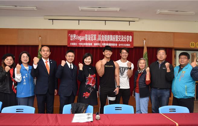 秘书长陈斌山与来宾合影留念。（苗栗县政府提供／李京升苗栗传真）