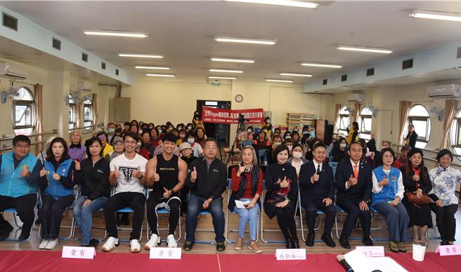 秘书长陈斌山与来宾合影留念。（苗栗县政府提供／李京升苗栗传真）