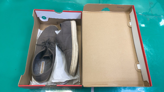 男子当时穿进卖场的平底鞋，装在知名品牌鞋盒内。（翻摄画面）