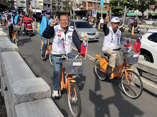 国民党彰化县二选区立委候选人杨曜聪（左）7日以铁马车队扫街拜票。（杨曜聪竞选总部提供／孙英哲摄）
