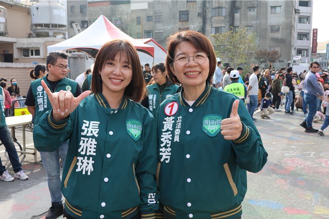 民进党彰化县二选区立委候选人黄秀芳（右）7日举办封街涂鸦活动，民进党不分区提名人、还我特色公园行动联盟前理事长张雅琳（左）也到场一起作画。（黄秀芳竞选总部提供／孙英哲彰化传真）