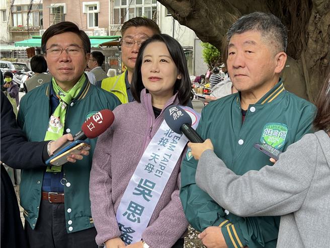 前卫福部长陈时中今与民进党士林、北投立委候选人吴思瑶到市场拜票。（蔡佩珈摄）