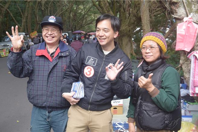 国民党桃园一选区立委候选人牛煦庭今天在假日花市争取选民支持。（牛煦庭竞选办公室提供）