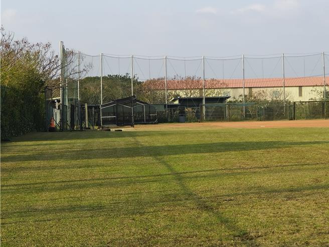桃园市龟山棒球场位于枫树里，包含龟山国小少棒队等3队使用，但球场已经老旧，想要改善却因球场部分是农地，经市府审核，去年底通过后，近日将发包改善工程。将有排水工程、室内练习场等，让球员有更好的场地。（赖佑维摄）
