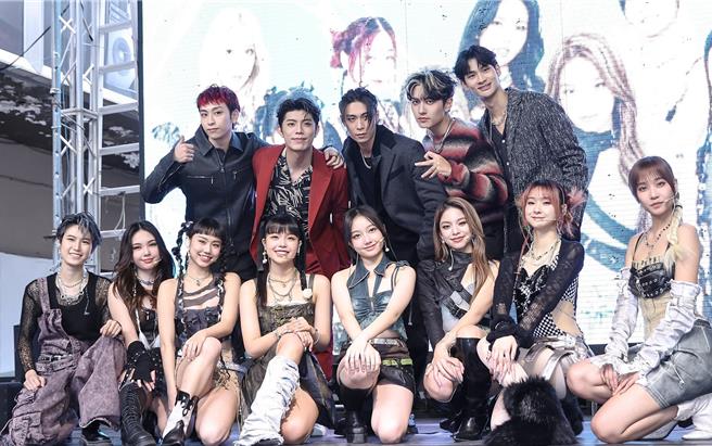 babyMINT薄荷水晶7日舉辦首場簽唱會，FEniX（後排）到場支持。（陳俊吉攝）