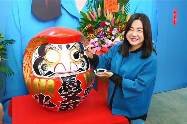 南投一选区国民党立委候选人马文君为必胜达摩画上左眼眼珠许愿，象徵必胜成功，等到胜选再画右眼眼珠庆祝心愿达成。（马文君竞办提供／杨静茹南投传真）