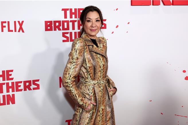 杨紫琼近日与前法拉利总裁让托德的婚事成为娱乐圈话题焦点，她在IG更大方晒出继子新生儿的脚ㄚ照，直接升格当最美阿妈。（Balenciaga提供／黄唯淯台北传真）