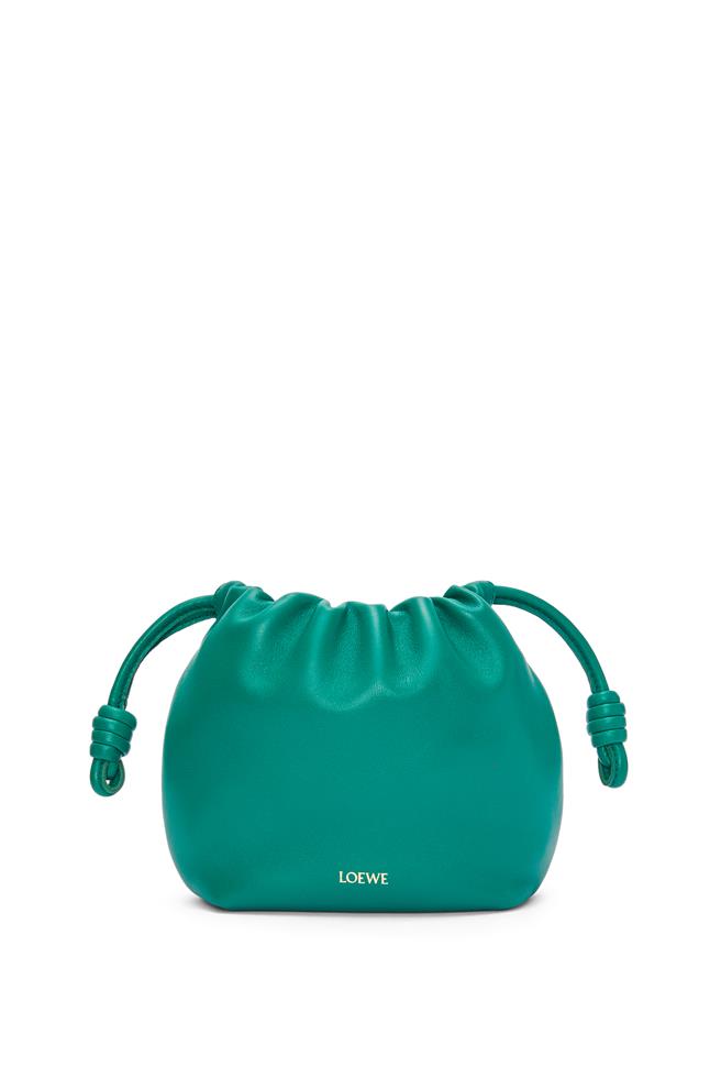 Loewe Flamenco Purse翠玉绿纳帕小羊皮肩背包，售价7万8000元。（Loewe提供／黄唯淯台北传真）
