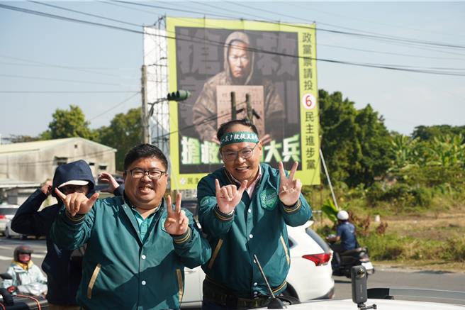 民进党嘉义县一选区立委候选人蔡易余（左）7日与党籍不分区立委候选人王义川（右）一起扫街拜票，喊抢救王义川，嘉义多一席立委。（蔡易余竞选团队提供／吕妍庭嘉义传真）
