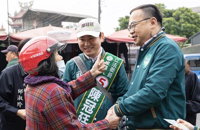 王义川今一早先与陈冠廷到溪口乡菜市场步行拜票，能感受到乡亲都很热情。（陈冠廷竞选团队提供／吕妍庭嘉义传真）