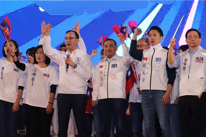 國民黨「南台灣的怒吼」高雄團結勝利大會湧入上萬支持者，國民黨總統候選人侯友宜火力全開，砲轟民進黨執政下又是貪汙又是黑金，還有一堆政務官桃花處處開。（洪浩軒攝）