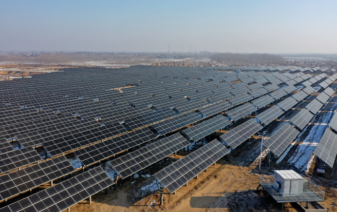 到2050年中国将占全球电力供应50%以上，欧盟与美国完全无法与之竞争。图为河北秦皇岛的光伏发电厂。（图／新华社）